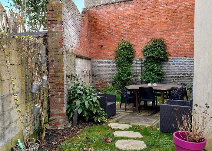 Maison Avec Jardin, Calme Et Ensoleillee A 2 Minutes Du Centre-ville Дом отдыха *